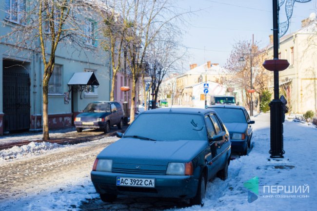 Мерехтливий сніг і кришталевий іній: Луцьк опинився у морозному полоні. ФОТО