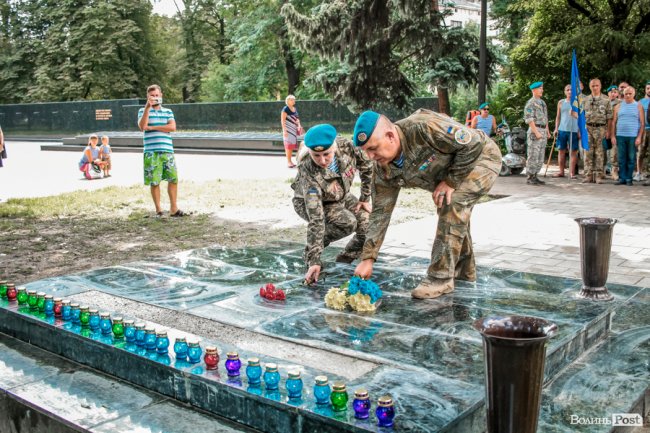 У Луцьку вшанували десантників. ФОТО
