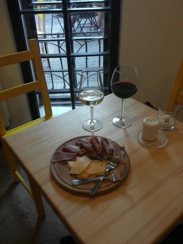 «Маруся» у винограді. Смачного Луцька!