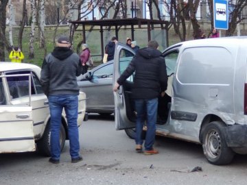 У Луцьку – ДТП: на Конякіна зіткнулись два автомобілі