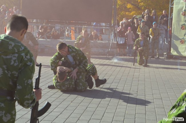 «Нам є що захищати»: урочиста посвята ліцеїстів у Луцьку.  ФОТО