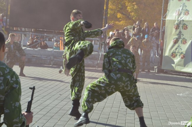 «Нам є що захищати»: урочиста посвята ліцеїстів у Луцьку.  ФОТО