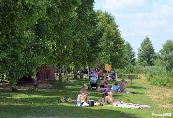 Трава біля водойми доглянута, лежати й сидіти зручно.