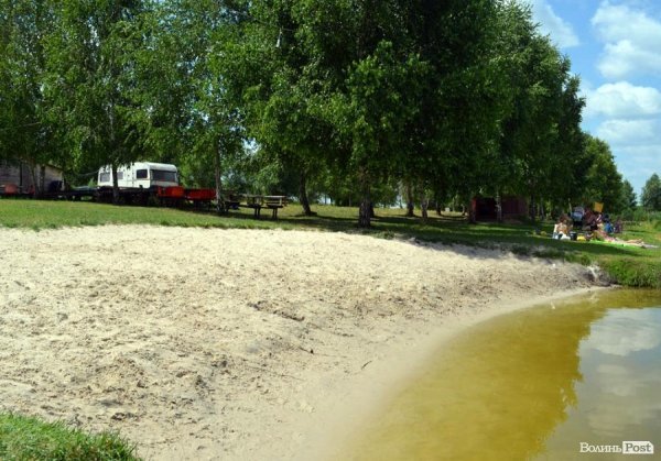 На пляжі – пісочок.