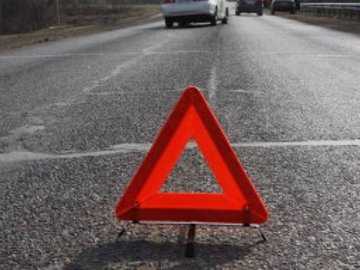 У Рожищі авто на швидкості влетіло в паркан. ВІДЕО