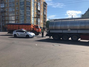 У Луцьку не розминулися дві вантажівки. ФОТО 