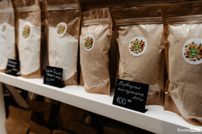 Час небанальних і красивих подарунків: де у Луцьку купити набори із корисних смаколиків*