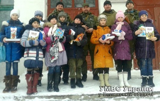 Волинській бійці подарували свято дітям на Донеччині. ФОТО