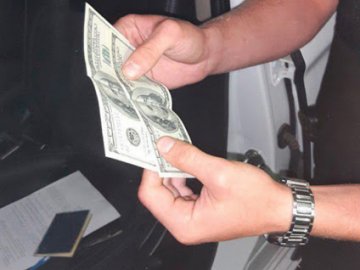 На Волині двоє молодиків вимагали у дитини 200 доларів