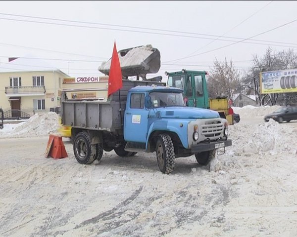 Олександр Лазорко і партія УДАР допомогли розчищати Луцьк від снігу. ФОТО *