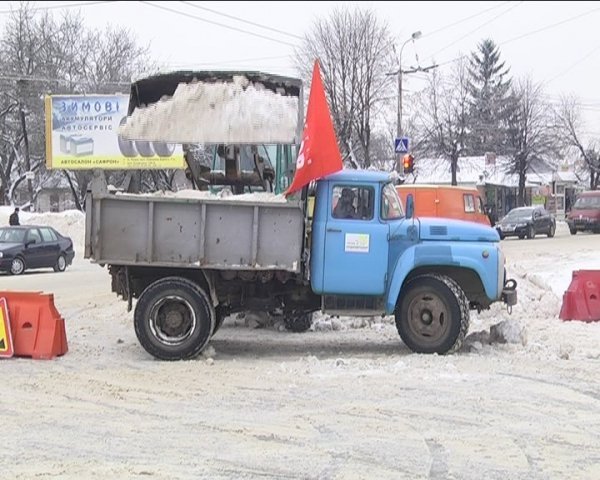 Олександр Лазорко і партія УДАР допомогли розчищати Луцьк від снігу. ФОТО *