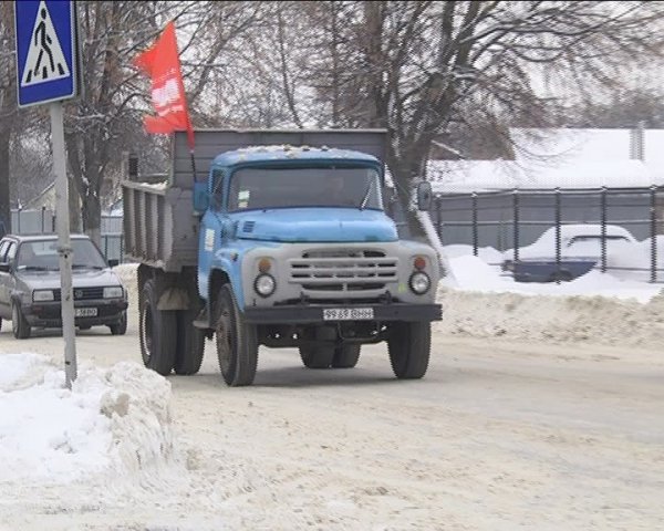 Олександр Лазорко і партія УДАР допомогли розчищати Луцьк від снігу. ФОТО *