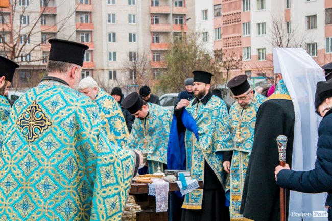 У Луцьку освятили хрест під будівництво дитячої церкви. ФОТО