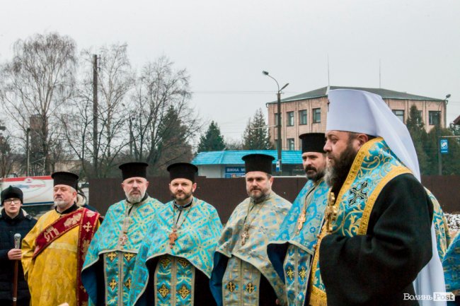 У Луцьку освятили хрест під будівництво дитячої церкви. ФОТО