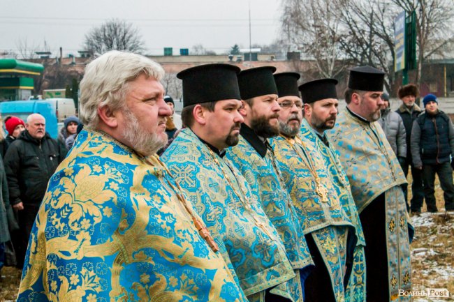 У Луцьку освятили хрест під будівництво дитячої церкви. ФОТО