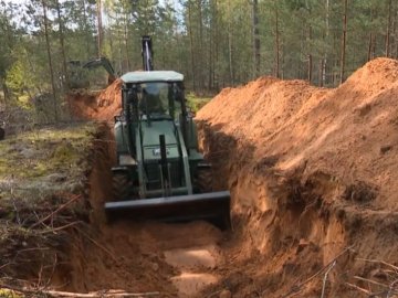 У Латвії армія почала рити протитанкові рови на кордоні із росією