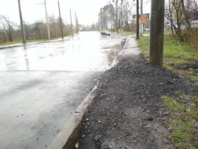 У Луцьку скаржаться на ремонт: дорогу зробили, а тротуар зруйнували. ФОТО