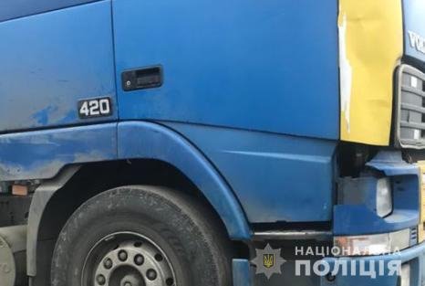 На Волині водій вантажівки збив двох чоловіків і втік з місця аварії. ФОТО