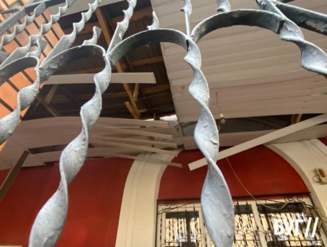 Вдруге за тиждень: у селищі на Волині на дах кафе впав балкон. ФОТО