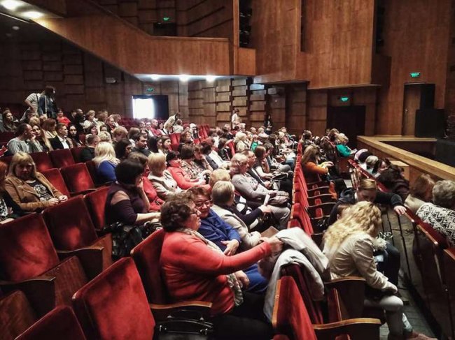 Луцькі пенсіонери безкоштовно переглянули виставу «Безталанна». ФОТО