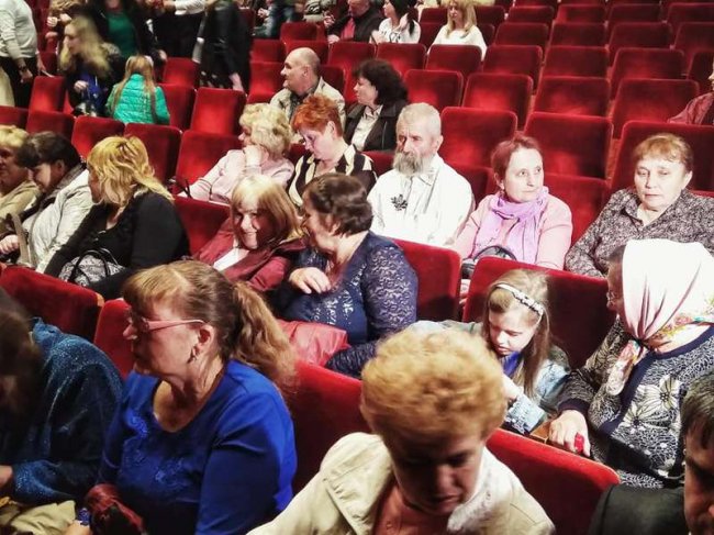 Луцькі пенсіонери безкоштовно переглянули виставу «Безталанна». ФОТО