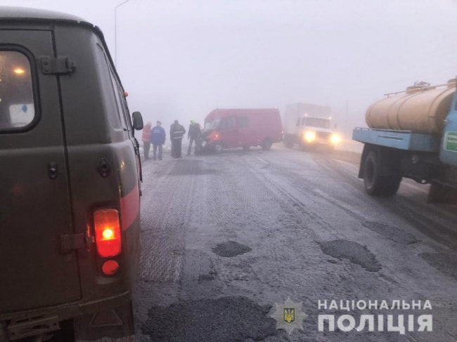 В аварії на Волині, у якій зіткнулися  мінівен і вантажівка з «молочкою», травмувалося троє людей 