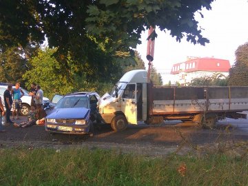 Під Луцьком вантажівка влупилася в легковик