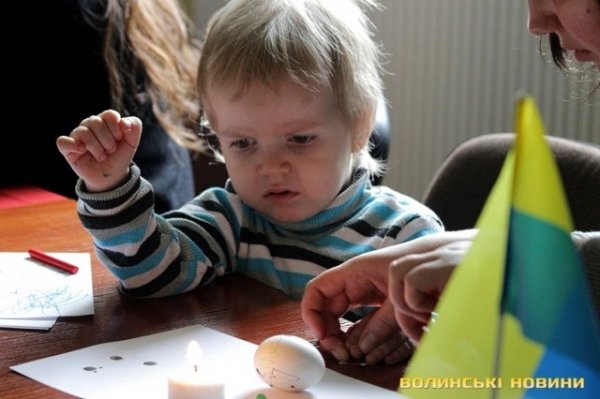 Як маленьких лучан вчили малювати писанки. ФОТО