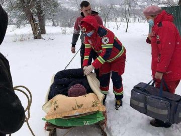 Через сильні замети на Львівщині пацієнтку з інфарктом везли у лікарню на санях. ФОТО