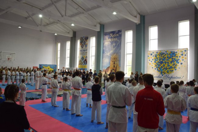 У Луцьку каратисти зібрали на авто для військових 65 тисяч гривень. ФОТО