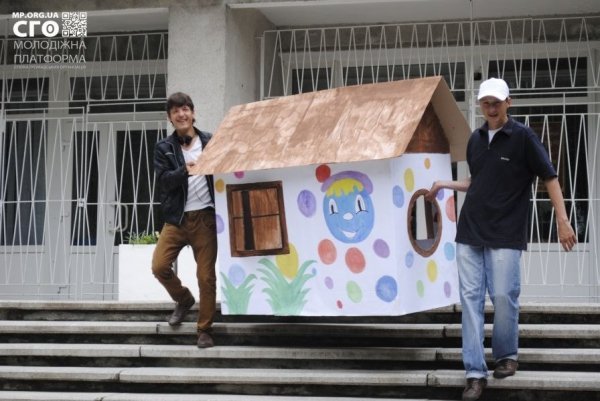 Дітям-сиротам подарували іграшковий будинок. ФОТО