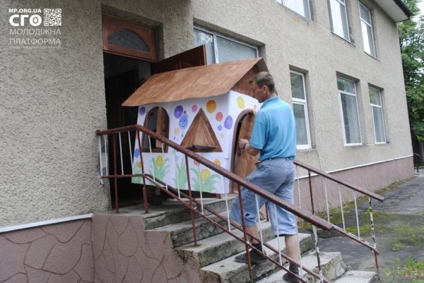 Дітям-сиротам подарували іграшковий будинок. ФОТО