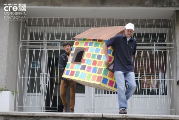 Дітям-сиротам подарували іграшковий будинок. ФОТО