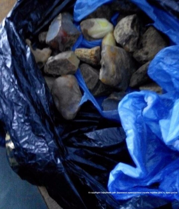 На «Ягодині» затримали контрабандний бурштин