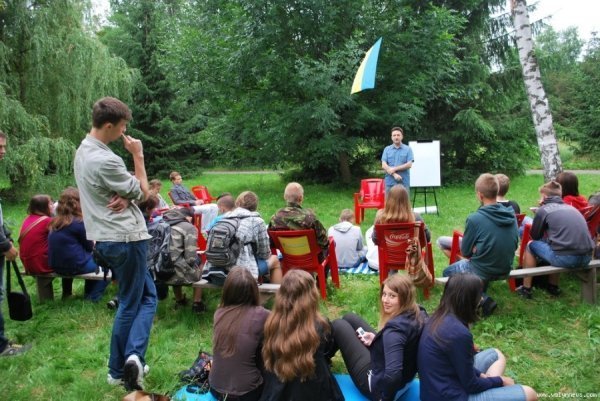 Як лучан у парку навчали історії. ФОТО