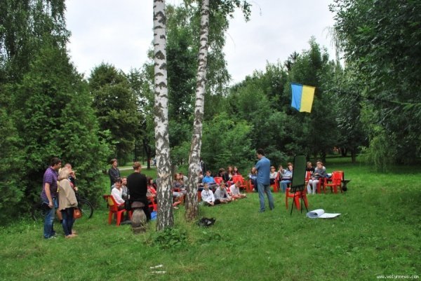 Як лучан у парку навчали історії. ФОТО