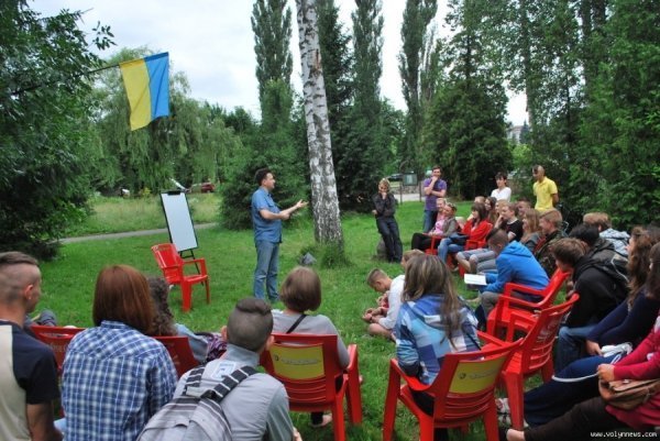 Як лучан у парку навчали історії. ФОТО