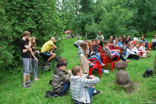 Як лучан у парку навчали історії. ФОТО
