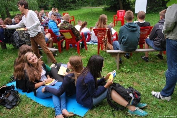 Як лучан у парку навчали історії. ФОТО