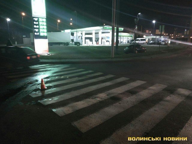 У Луцьку легковик протаранив бус і пролетів між стовпами. ФОТО