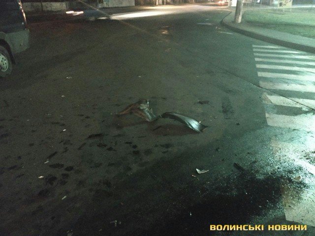 У Луцьку легковик протаранив бус і пролетів між стовпами. ФОТО