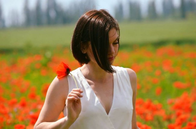 Луцька журналістка влаштувала фотосесію в маках