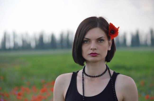 Луцька журналістка влаштувала фотосесію в маках