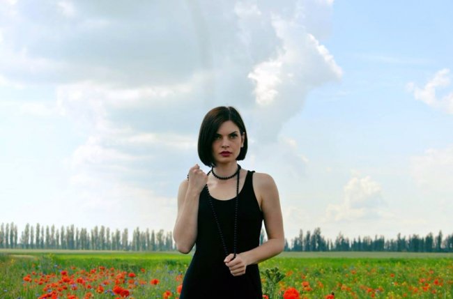 Луцька журналістка влаштувала фотосесію в маках