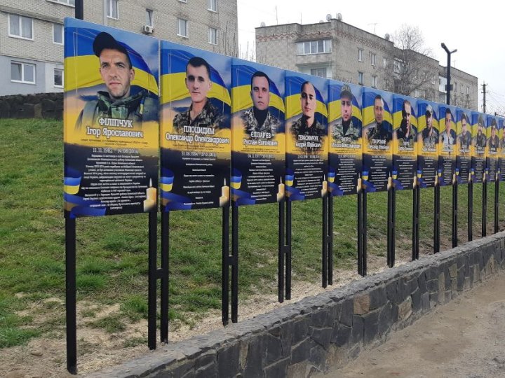 Обличчя війни: у місті на Волині встановлюють стенд із портретами полеглих Героїв