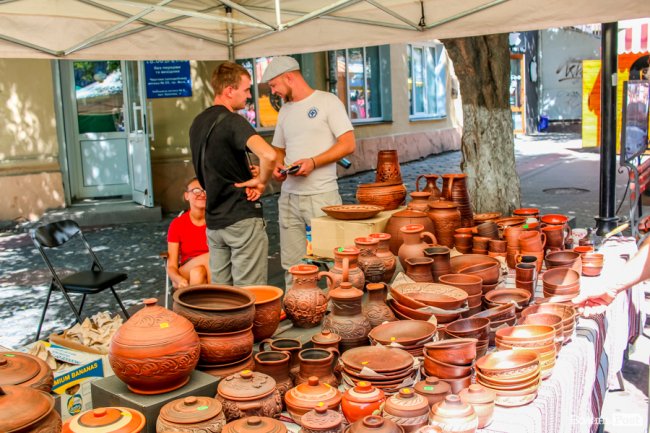 Народні розваги і море людей: в центрі Луцька «гуляє» етнофестиваль. ФОТО 