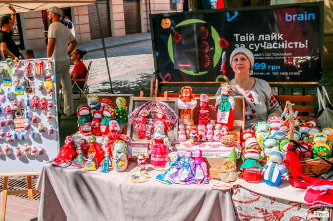 Народні розваги і море людей: в центрі Луцька «гуляє» етнофестиваль. ФОТО 