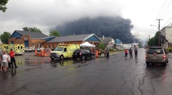 У Канаді вибухнув потяг із нафтою. ФОТО. ВІДЕО