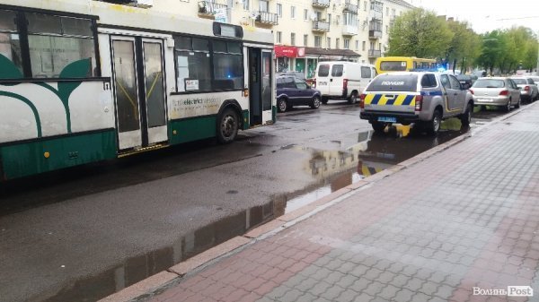 У Луцьку таксист не зміг обігнати тролейбус. ФОТО 