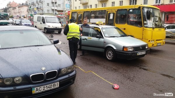 У Луцьку таксист не зміг обігнати тролейбус. ФОТО 